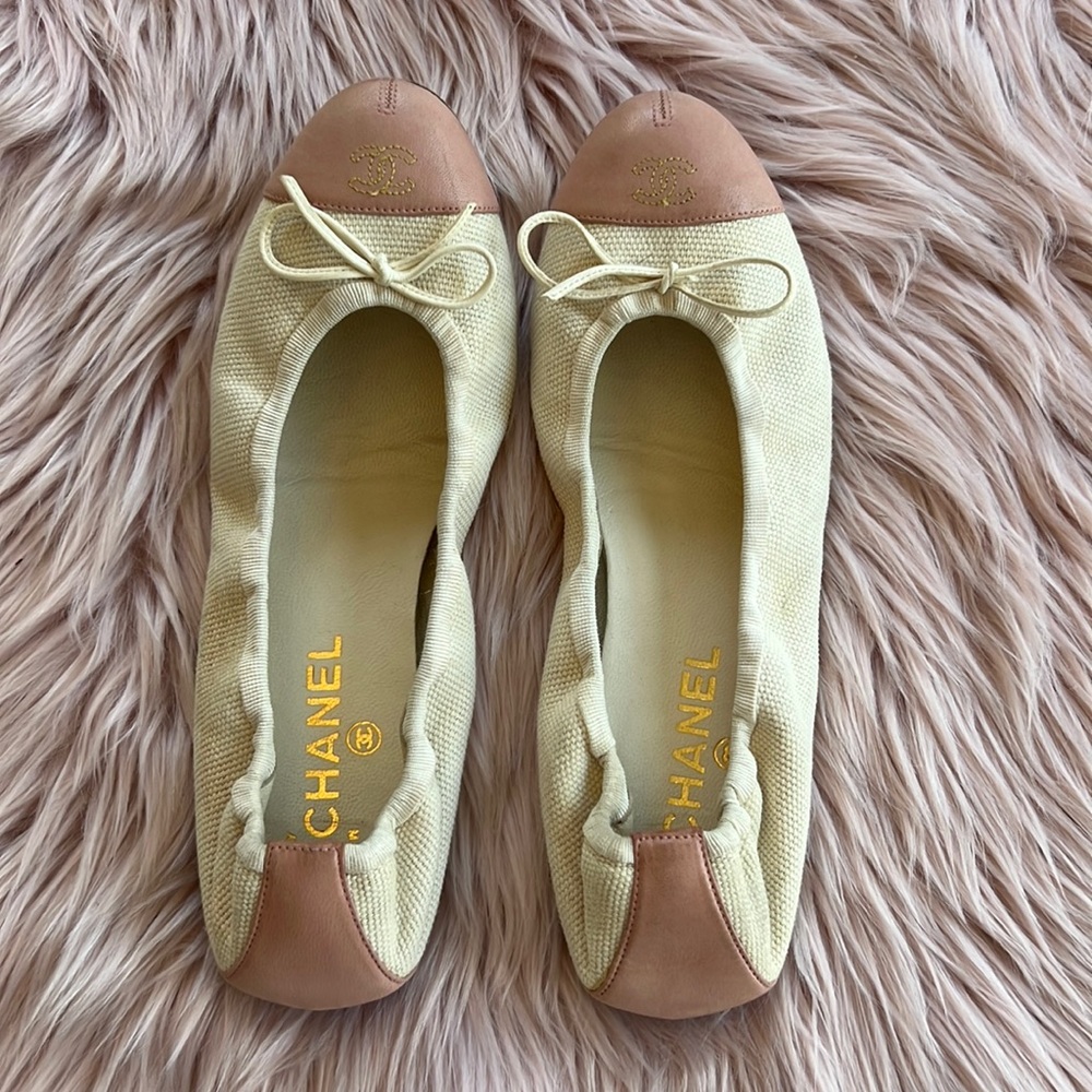Vintage Chanel Ballet flats! Size 39 7.5 Cream Canvas, Pink leather Cap Toe.